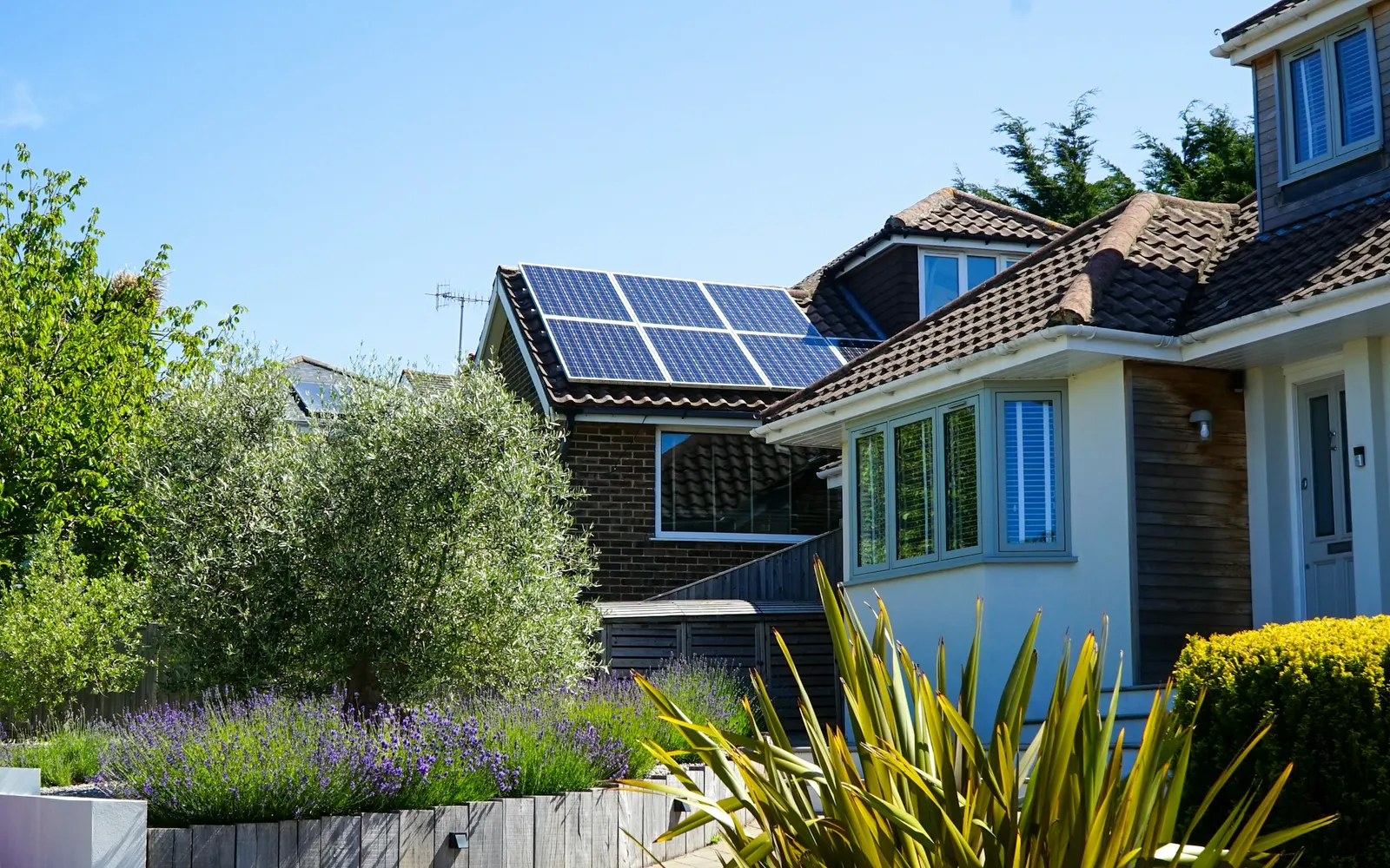 Wohnhaus mit Photovoltaikmodulen auf einem Ziegeldach